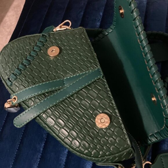 Neiman Marcus Emerald Green PU Leather Crocodile Saddle Bag - Picture 4 of 5